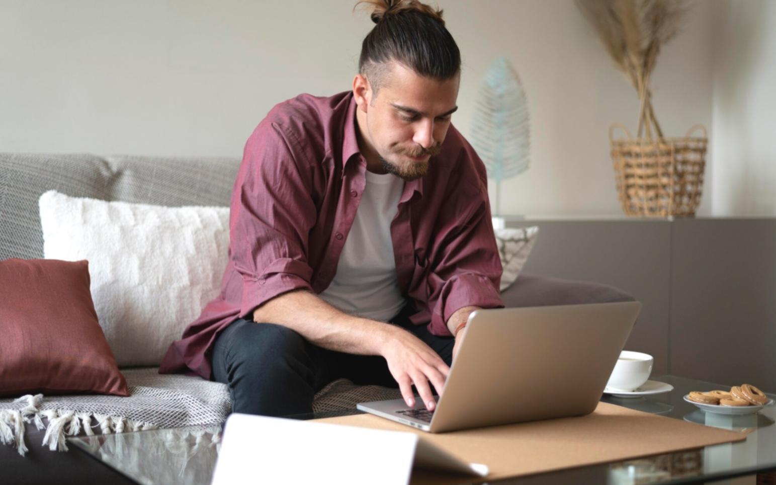 Environnement de travail montrant l'utilisation de logiciels d'analyse financière